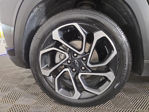 Used 2025 Chevrolet Trax RS w/ Sunroof Package FWD image 34