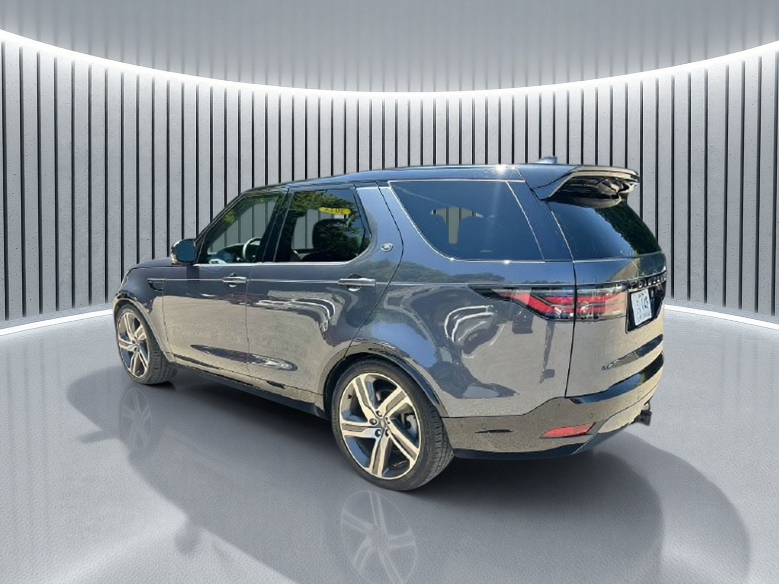 Used 2024 Land Rover Discovery Dynamic SE AWD/4WD image 3