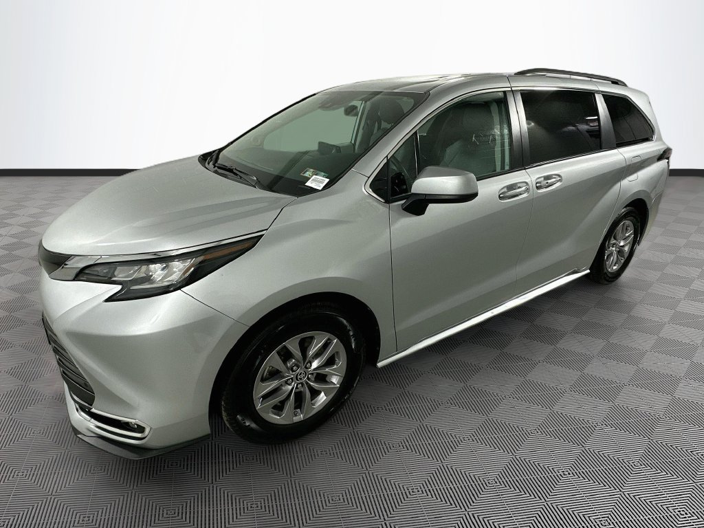 Certified 2022 Toyota Sienna XLE w/ XLE Plus Package AWD/4WD image 4