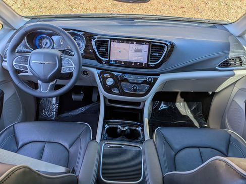 Used 2023 Chrysler Pacifica Limited image 31