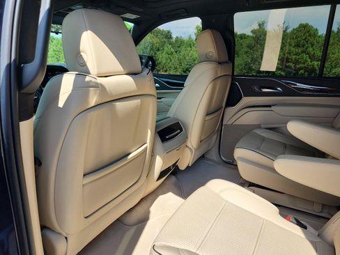 Used 2024 Cadillac Escalade Premium Luxury AWD/4WD image 13