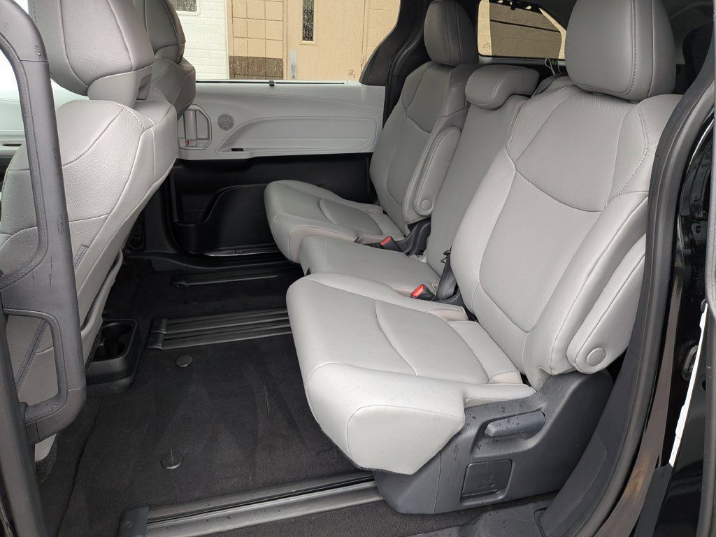 Used 2026 Toyota Sienna XLE FWD image 32