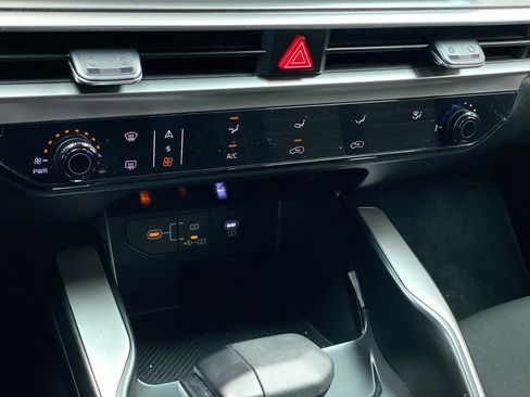 Certified 2025 Kia Sorento LX image 23