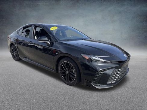 Used 2025 Toyota Camry SE w/ Convenience Package FWD image 4