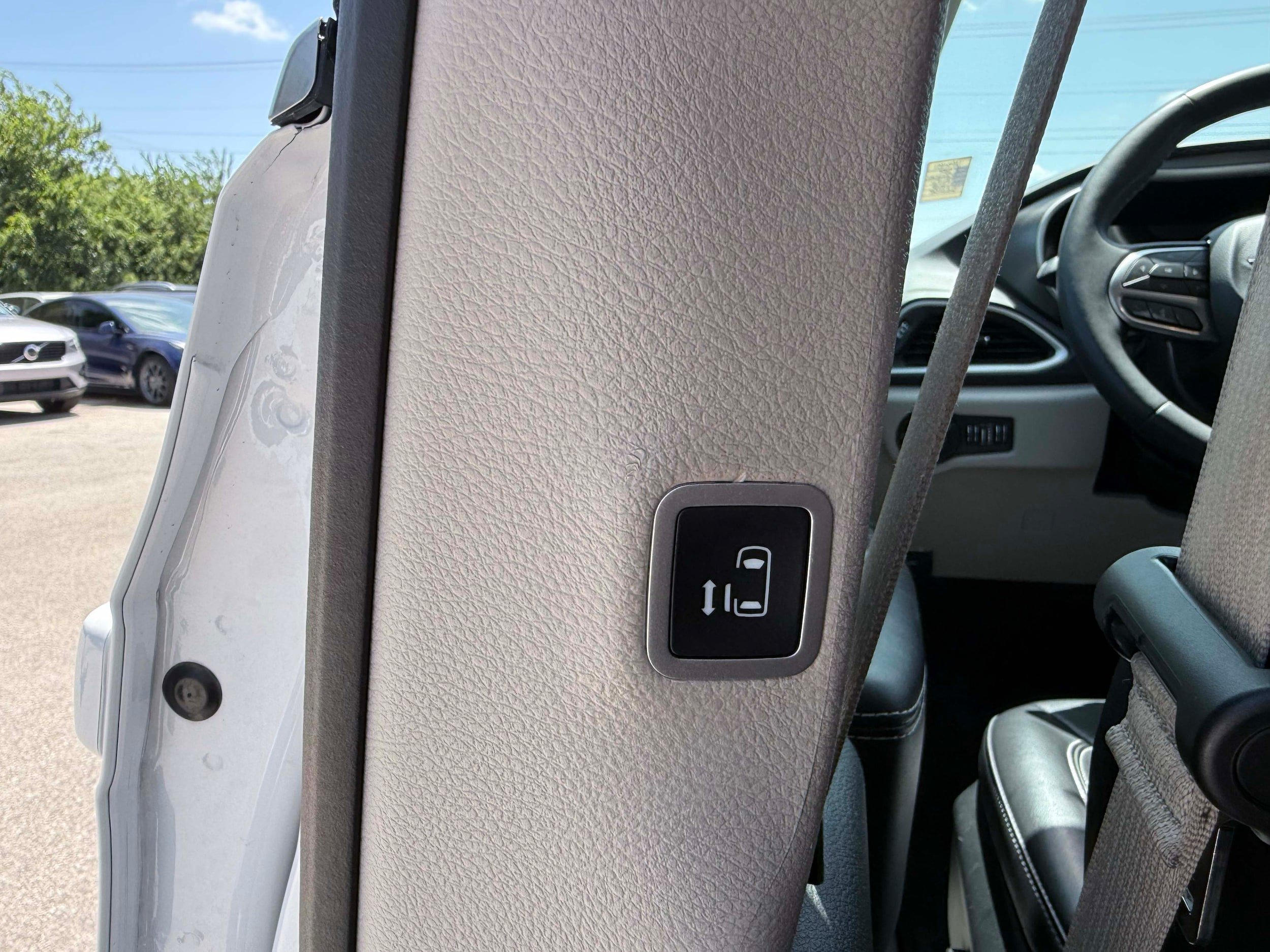 Used 2024 Chrysler Pacifica Touring-L FWD image 14
