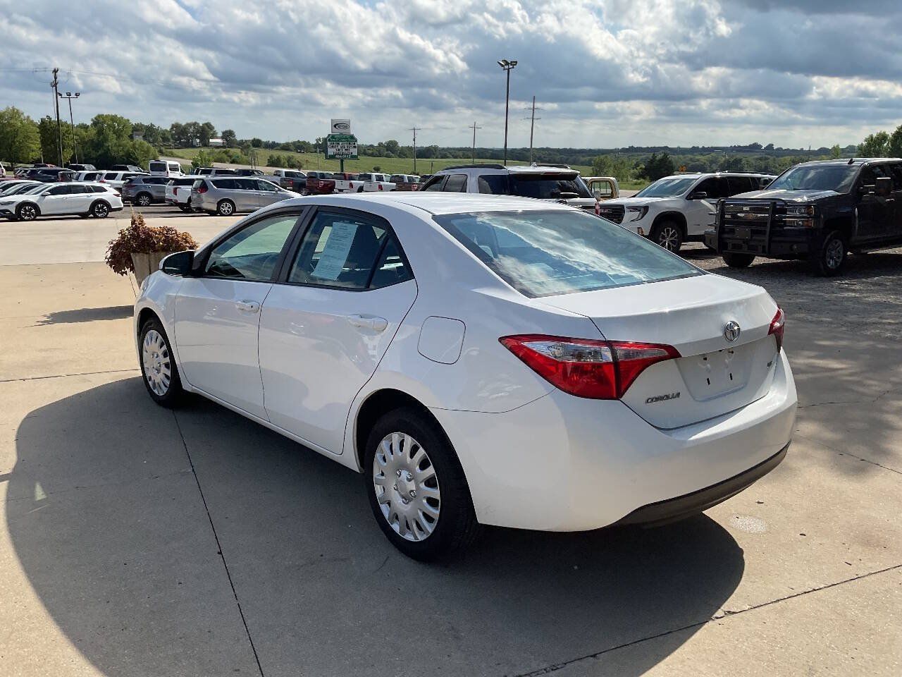 Used 2016 Toyota Corolla LE FWD image 7
