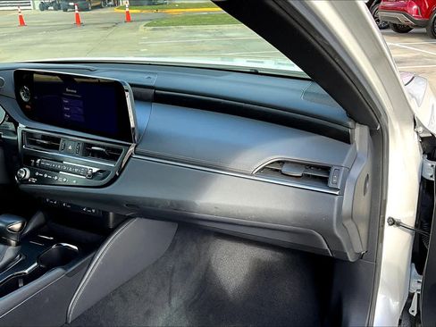 Certified 2025 Lexus ES 300h w/ Premium Package image 18