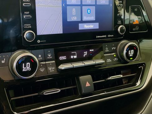 Used 2022 Toyota Highlander XLE image 12