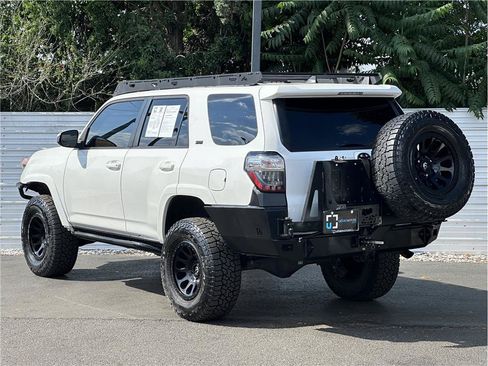 Used 2020 Toyota 4Runner SR5 AWD/4WD image 12