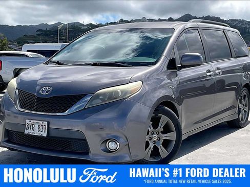 Used 2016 Toyota Sienna SE FWD image 1