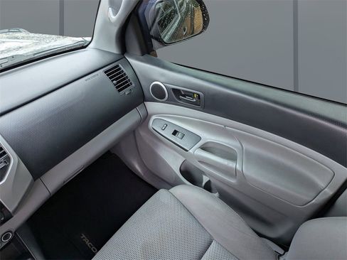 Used 2014 Toyota Tacoma PreRunner image 16