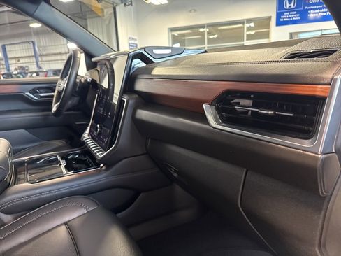Used 2025 GMC Yukon XL Denali image 37