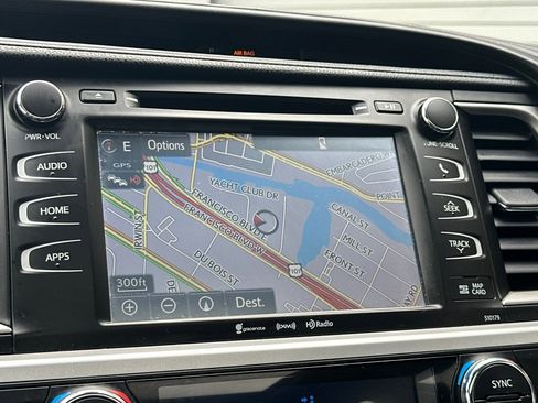 Used 2017 Toyota Highlander XLE image 24