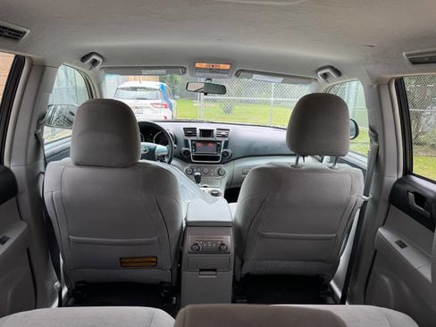 Used 2013 Toyota Highlander Plus FWD image 24