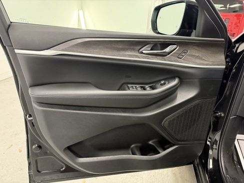 New 2025 Jeep Grand Cherokee L Limited image 12