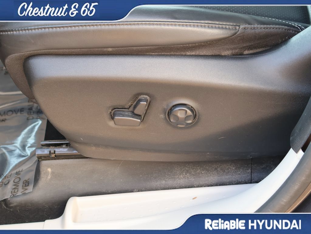 Used 2023 Chrysler Pacifica Touring-L AWD/4WD image 23
