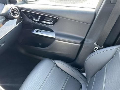 Used 2025 Mercedes-Benz GLC 300 4MATIC image 32
