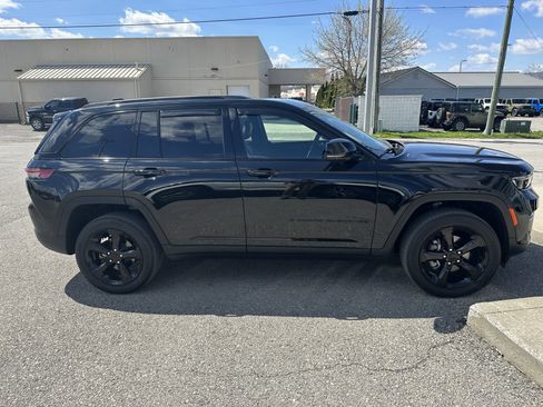 Used 2024 Jeep Grand Cherokee Altitude image 4
