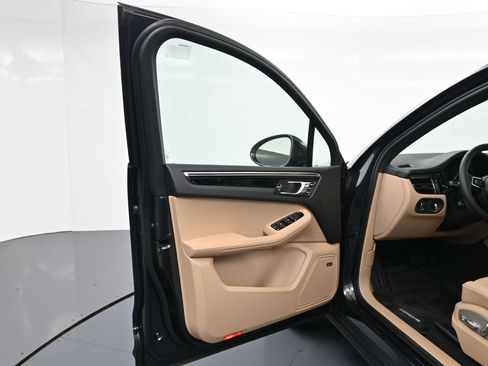Certified 2026 Porsche Macan AWD/4WD image 16