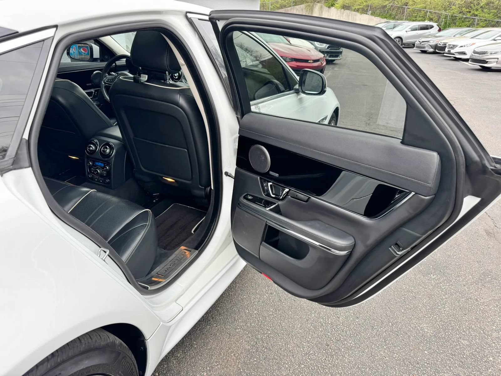 Used 2019 Jaguar XJ R-Sport RWD image 22