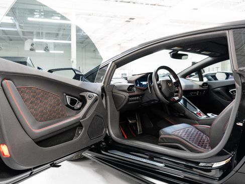 Used 2020 Lamborghini Huracan EVO image 11