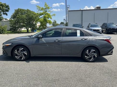 Certified 2025 Hyundai Elantra Limited FWD image 10