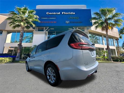 New 2026 Chrysler Pacifica Limited w/ Uconnect Theater Family Group image 7