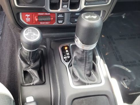 Used 2025 Jeep Wrangler Unlimited Rubicon AWD/4WD image 24
