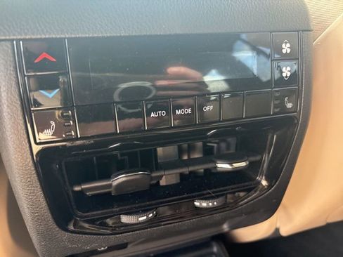 Used 2024 Jeep Grand Cherokee L Limited w/ Black Appearance Package image 27