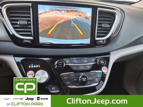 Used 2024 Chrysler Pacifica Touring-L image 26