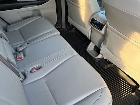 Used 2017 Toyota Highlander XLE image 8