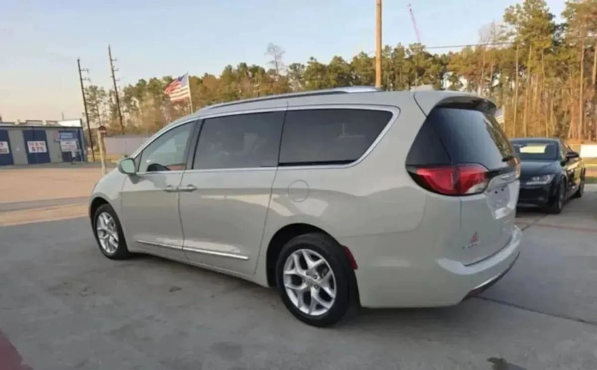 Used 2020 Chrysler Pacifica Touring-L Plus w/ Tire & Wheel Group FWD image 39