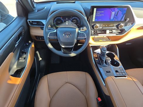 New 2026 Toyota Highlander Platinum image 9