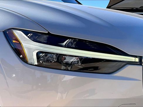 Used 2021 Volvo XC60 T5 Momentum image 25