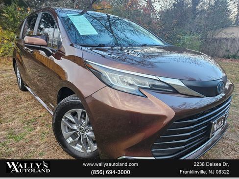 Used 2021 Toyota Sienna XLE image 2