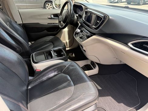 Used 2020 Chrysler Pacifica Touring-L FWD image 13