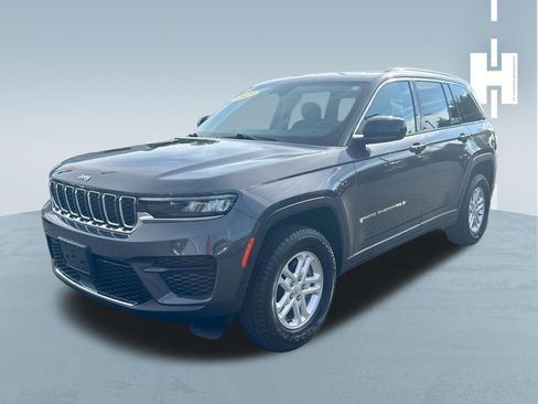 Used 2023 Jeep Grand Cherokee Laredo AWD/4WD image 3