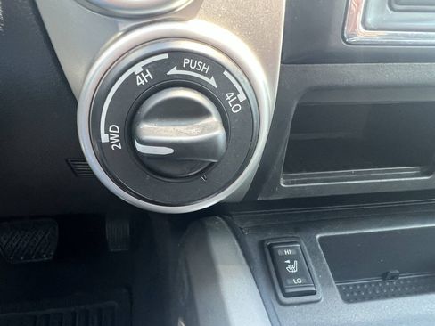 Used 2018 Nissan Titan SV w/ SV Convenience Package AWD/4WD image 15