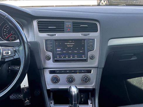 Used 2017 Volkswagen Golf S image 6