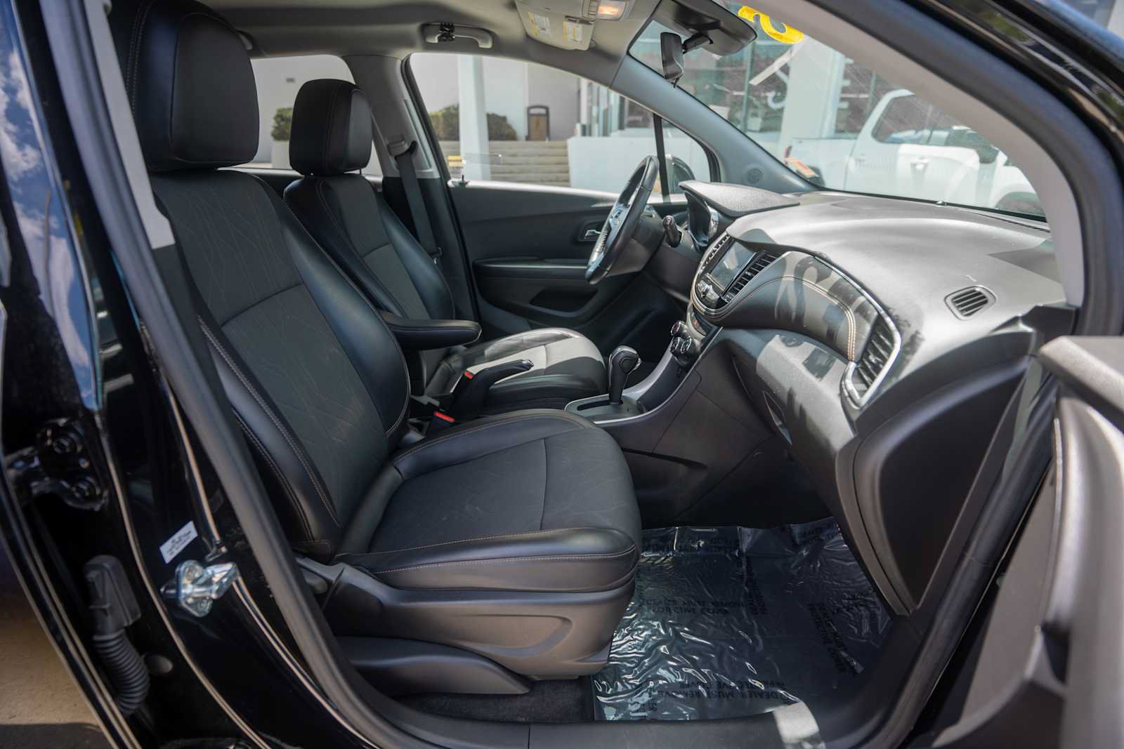 Used 2022 Chevrolet Trax LT w/ LT Convenience Package AWD/4WD image 12