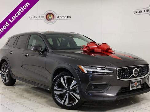 Used 2025 Volvo V60 B5 Cross Country Plus image 1
