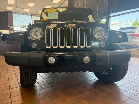 Used 2016 Jeep Wrangler Unlimited Sahara w/ Max Tow Package AWD/4WD image 3