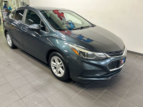 Used 2017 Chevrolet Cruze LT FWD image 2