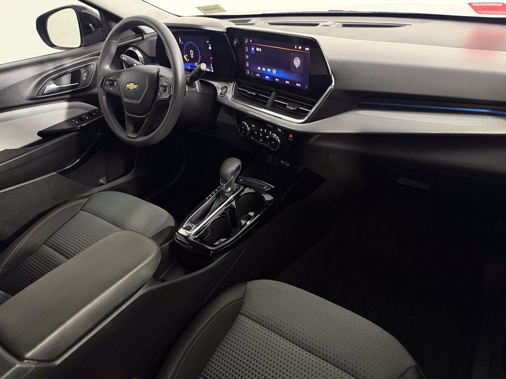 Used 2025 Chevrolet Trax LT FWD image 15