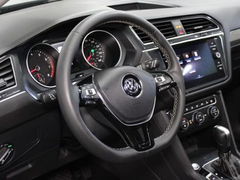 Used 2021 Volkswagen Tiguan SE w/ Panoramic Sunroof Package FWD image 11