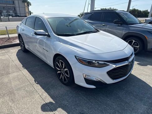 Used 2025 Chevrolet Malibu RS FWD image 1