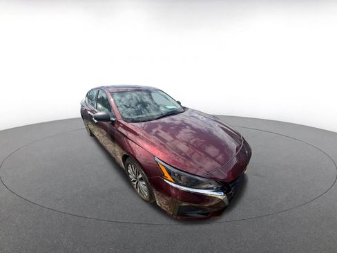 Used 2025 Nissan Altima 2.5 SV FWD image 2