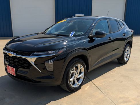 Used 2024 Chevrolet Trax LS w/ LS Convenience Package FWD image 1