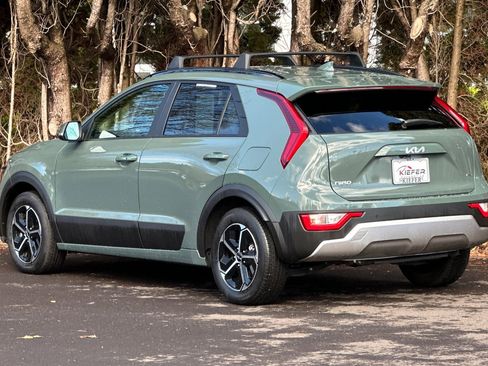 Certified 2025 Kia Niro EX image 6