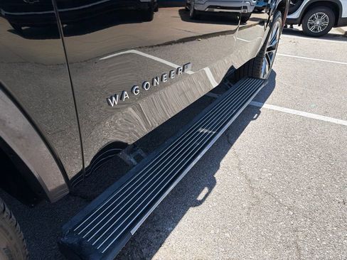 Used 2022 Jeep Wagoneer Series III w/ Premium Group I AWD/4WD image 11
